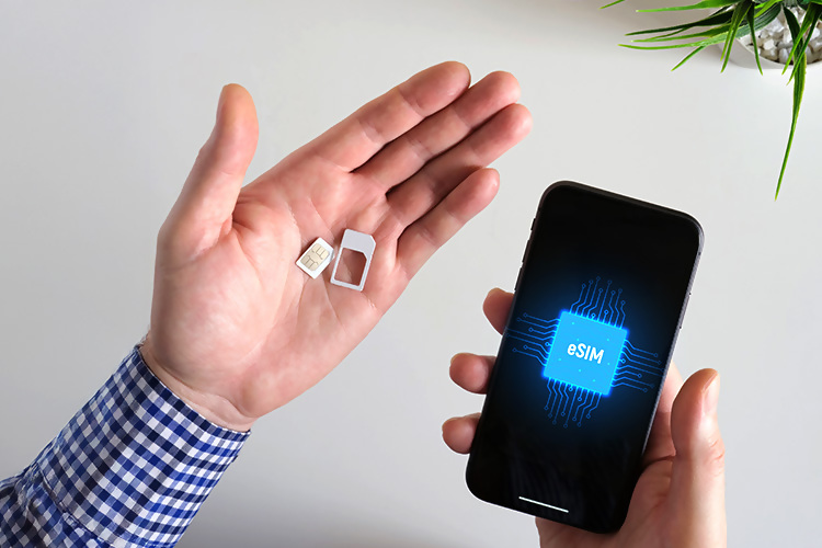 איך משתמשים ב-eSIM ובסים פיזי במקביל?